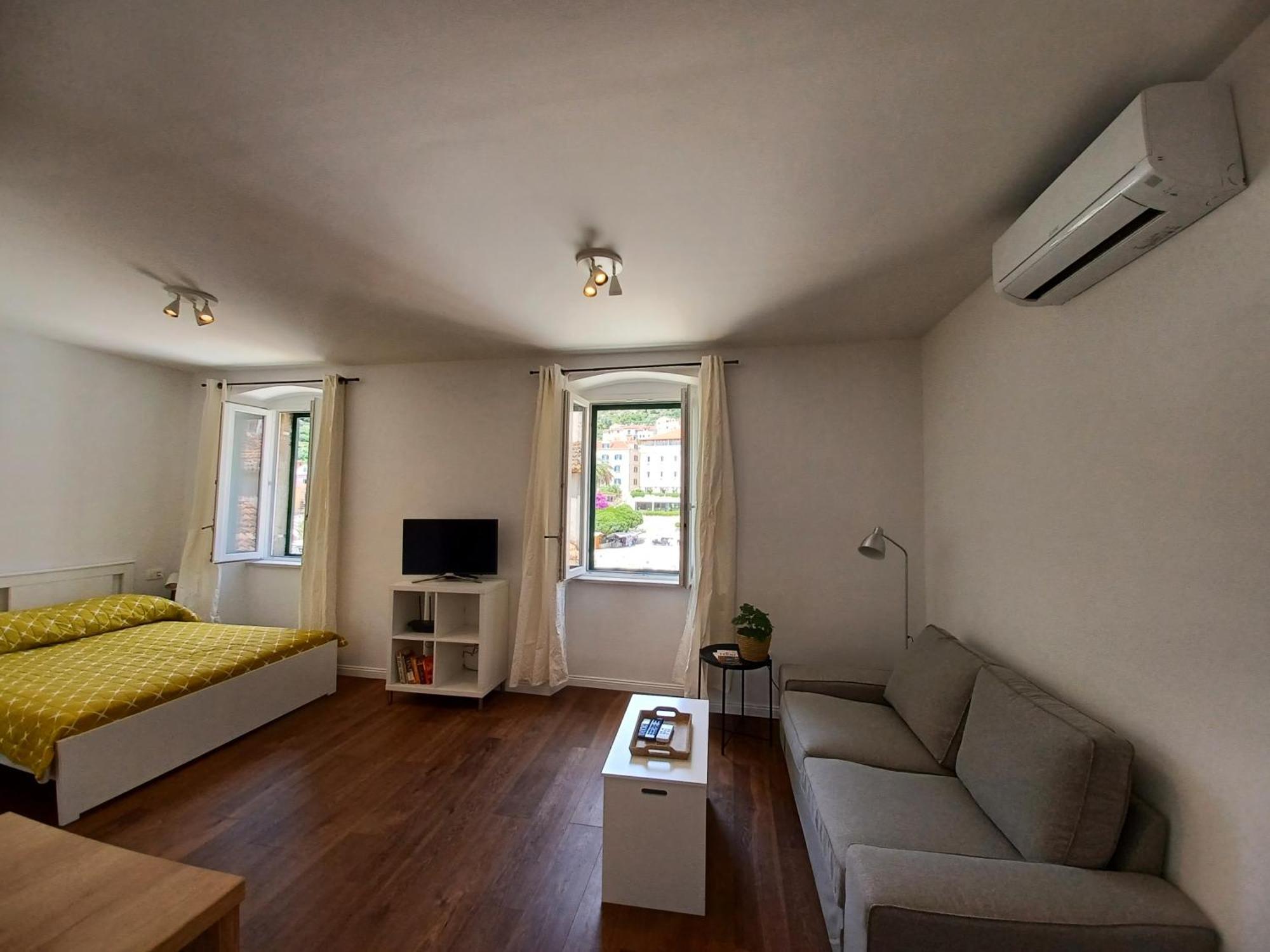 Apartment Lilly With Amazing City View Хвар Экстерьер фото
